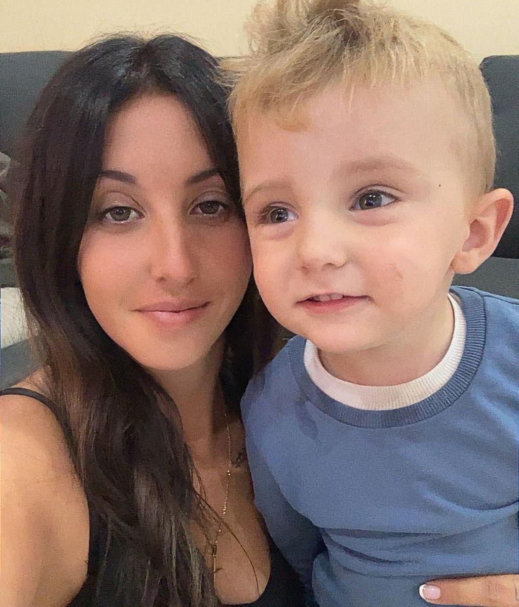 Andrea junto a su hijo, Saúl