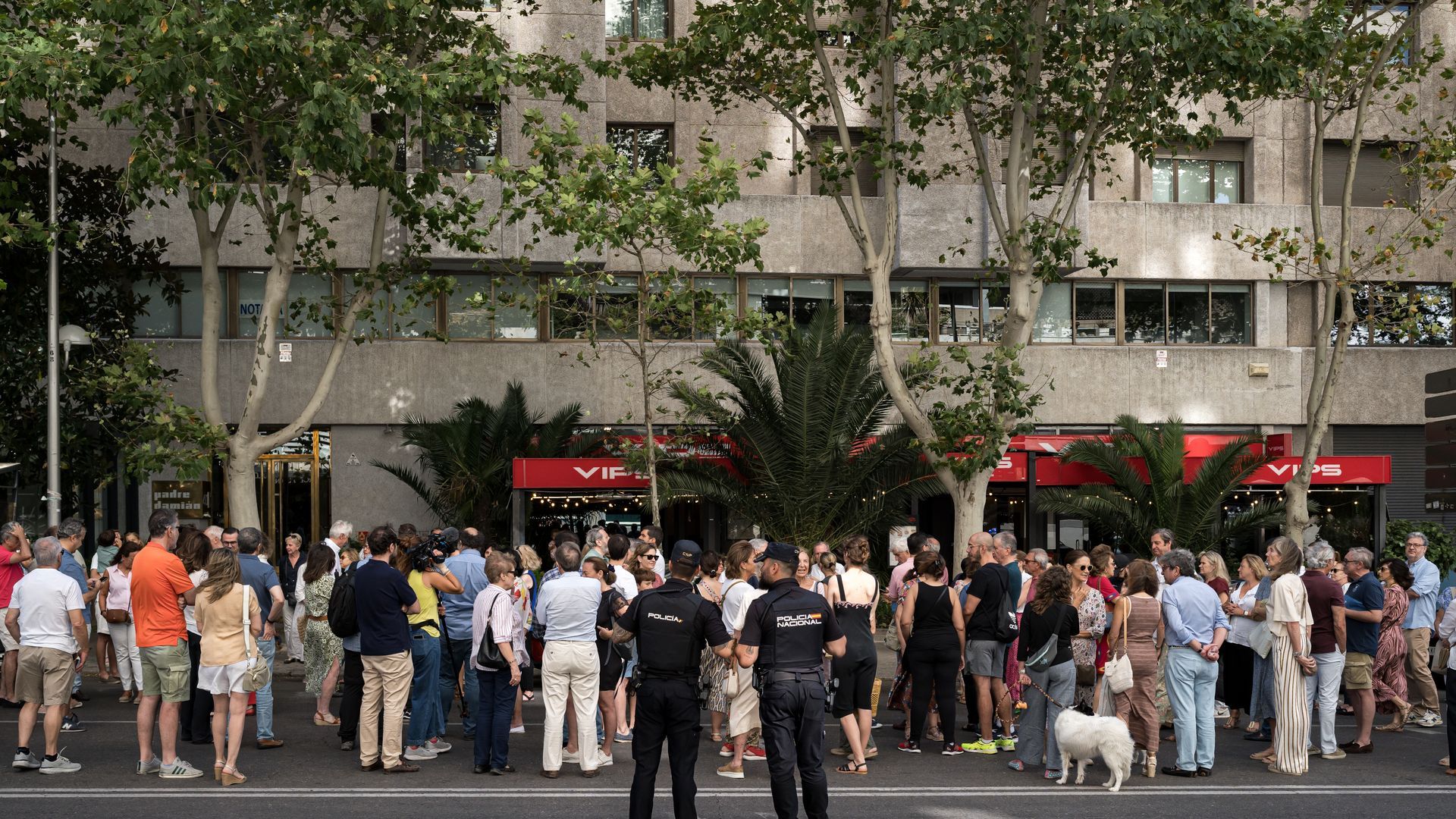 Decenas de personas durante una concentración silenciosa de duelo por la muerte de un hombre tras un concierto de Karol G