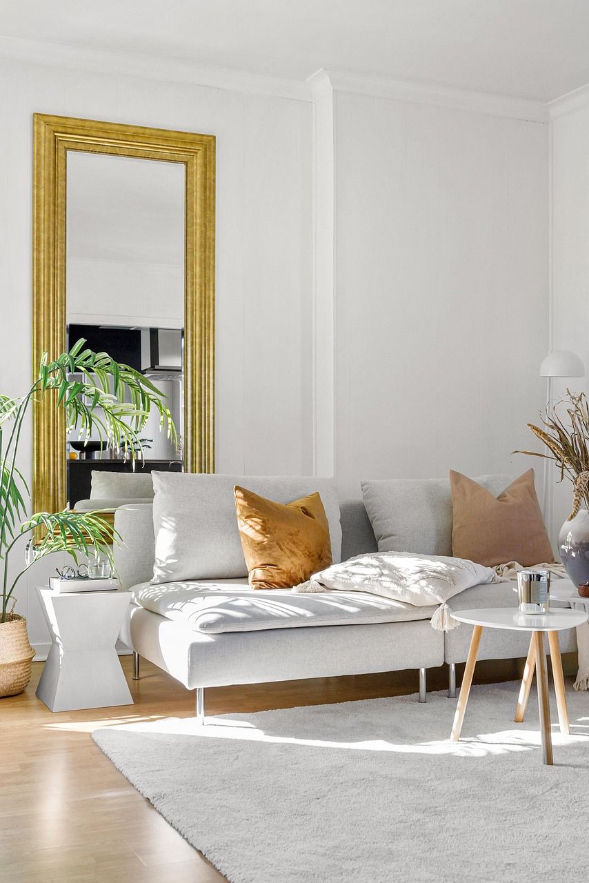 Detalle de salón con sofá y espejo