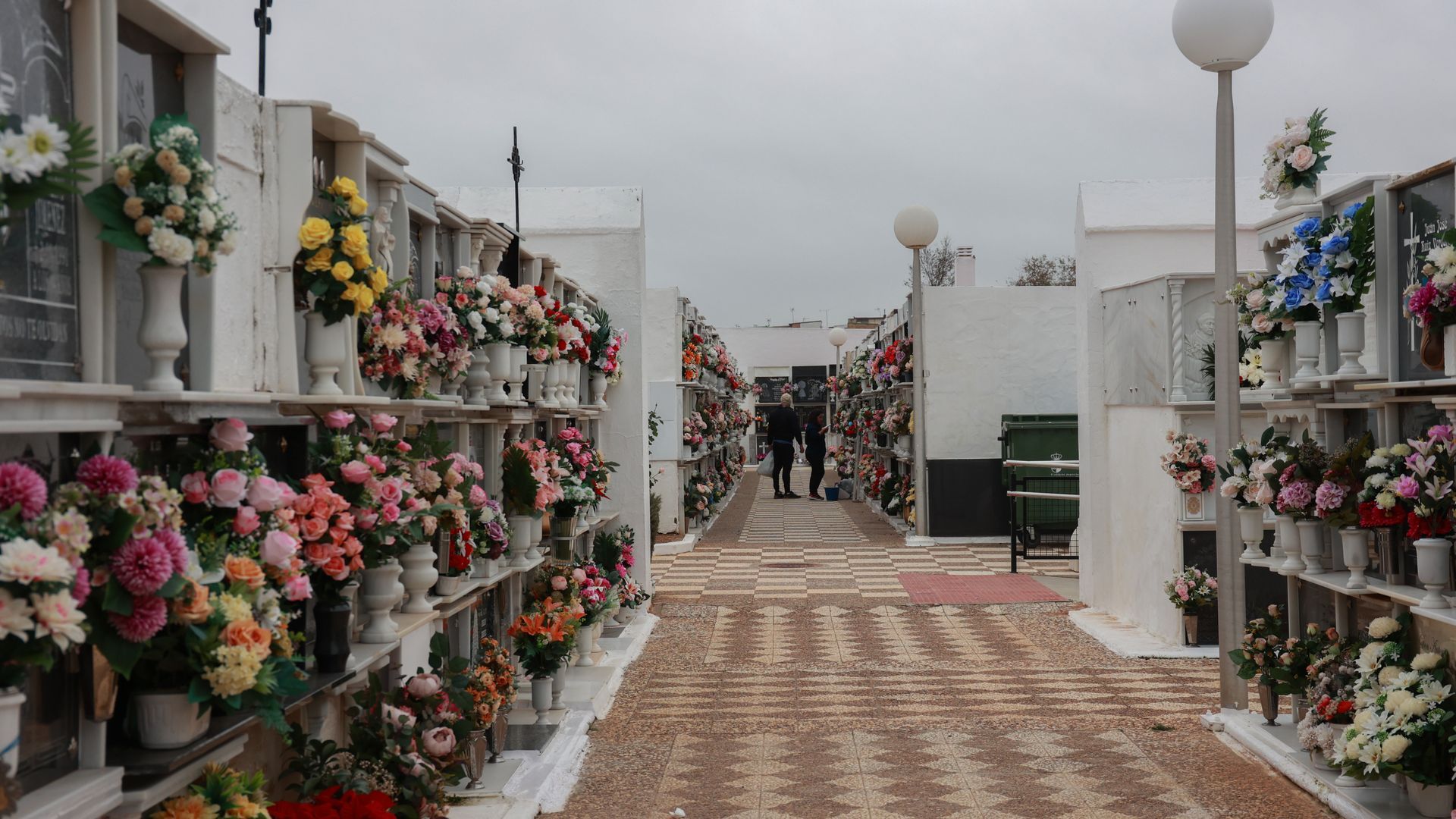 Flores decoran los nichos de un cementerio en España