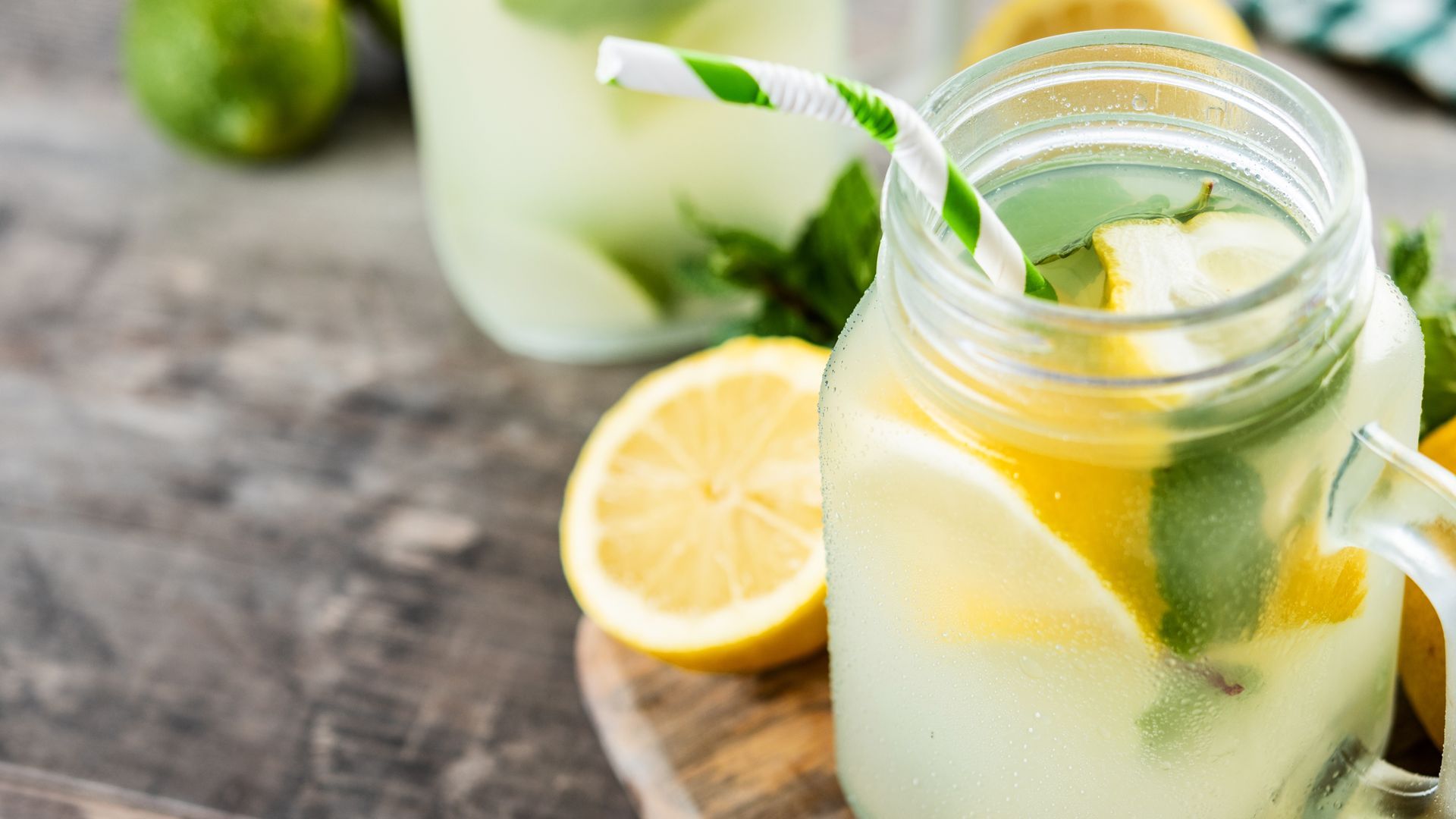 La limonada es una bebida que llegó se popularizó en Europa en el siglo XVII.