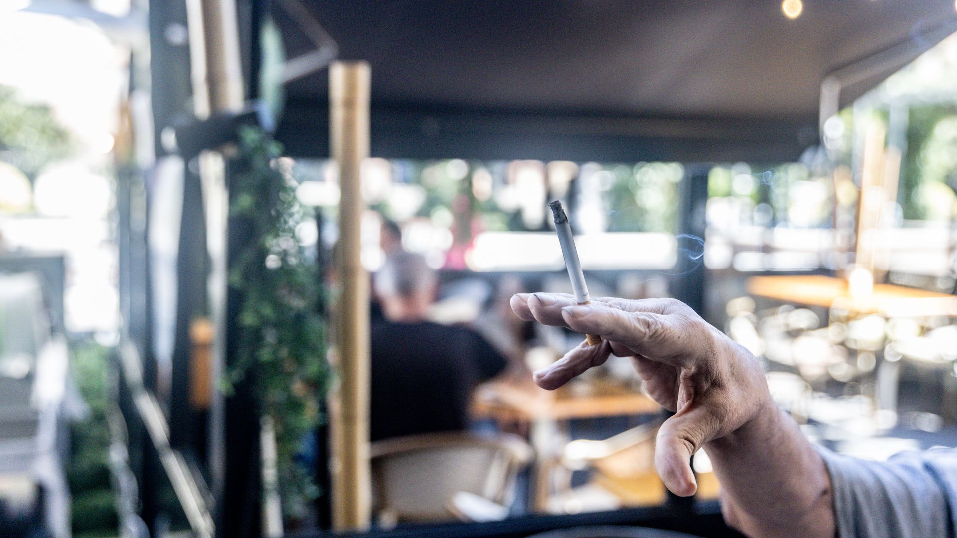 La prohibición de fumar en terrazas y otros espacios al aire libre será total con la nueva ley antitabaco