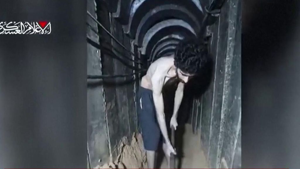 El antes y el después de los 20 rehenes liberados por Hamás: Eviatar David, de cavar su propia tumba, a llorar de alegría