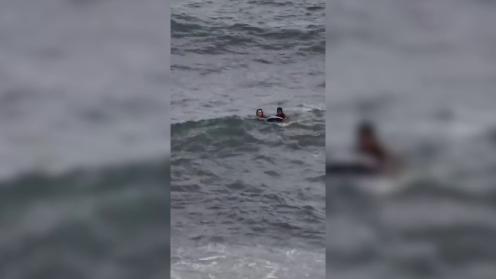 Las imágenes del momento en que una madre y su hijo de 10 años llegan a nado a la playa de El Tarajal, Ceuta