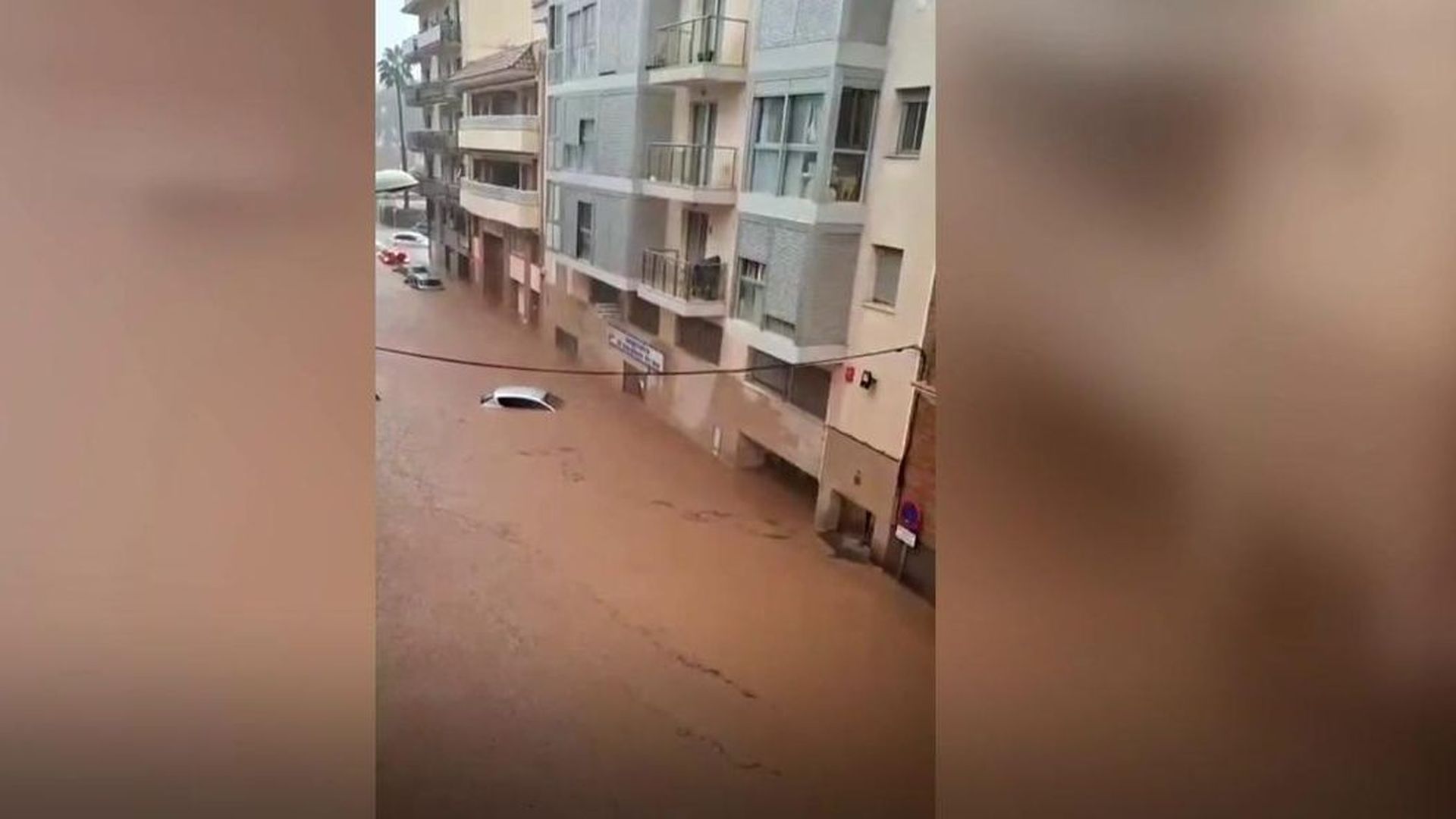 Las lluvias torrenciales siembran el caos en Tarragona: clases suspendidas, trenes parados y carreteras cortadas