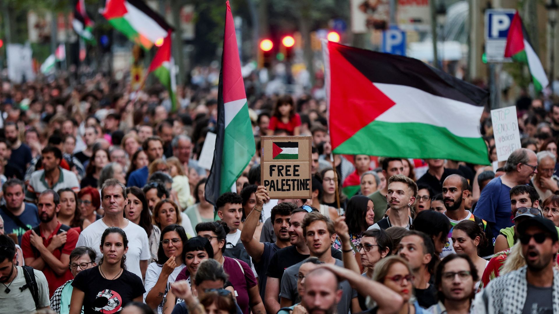 Manifestantes protestan en Barcelona contra la guerra de Israel contra los palestinos en la Franja de Gaza