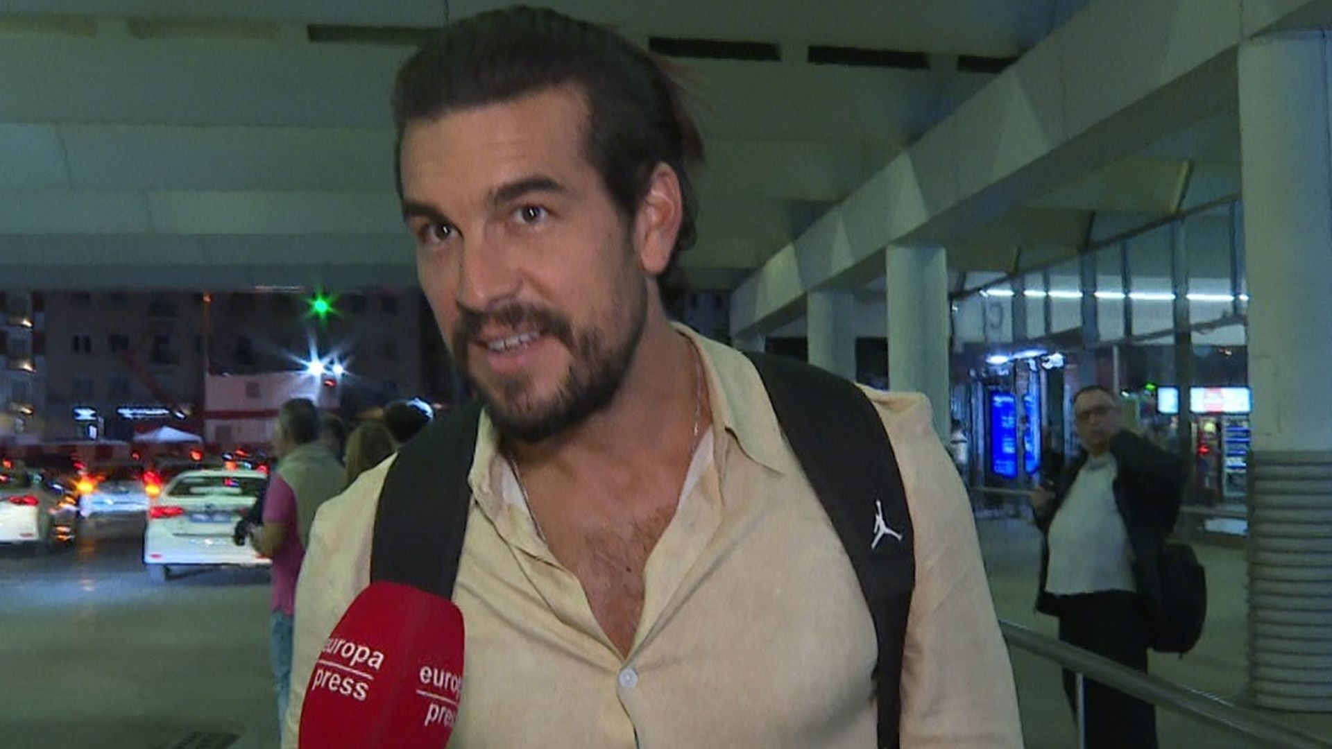 Mario Casas saliendo de la estación de AVE