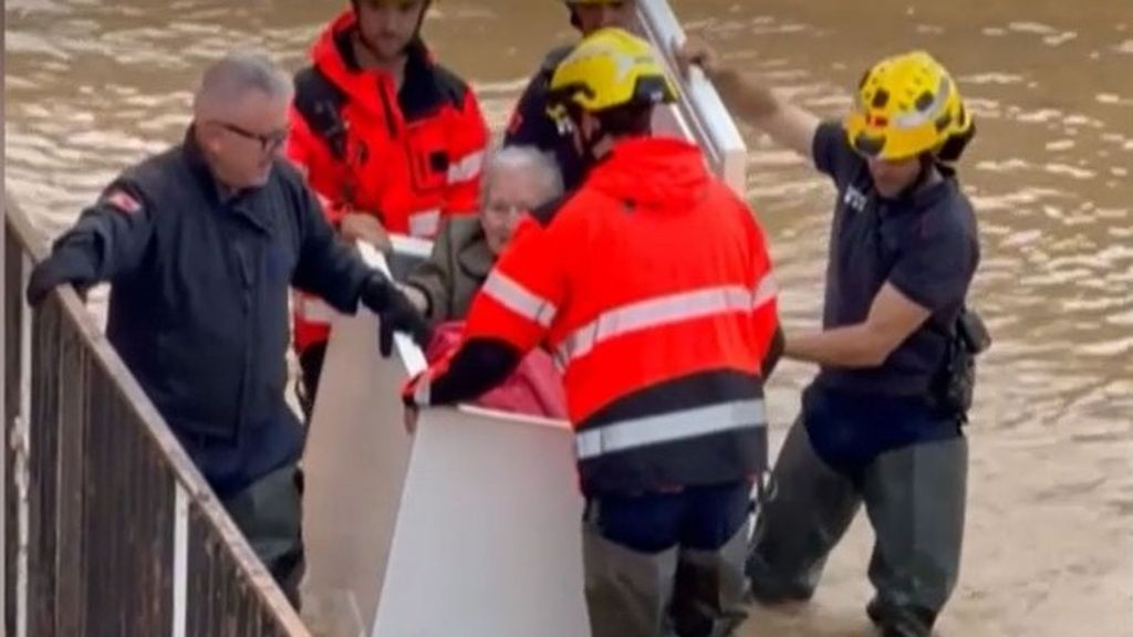 La DANA deja escenas de rescates 'in extremis' en Tarragona:  Rogelia, de 77 años, rescatada flotando en una nevera