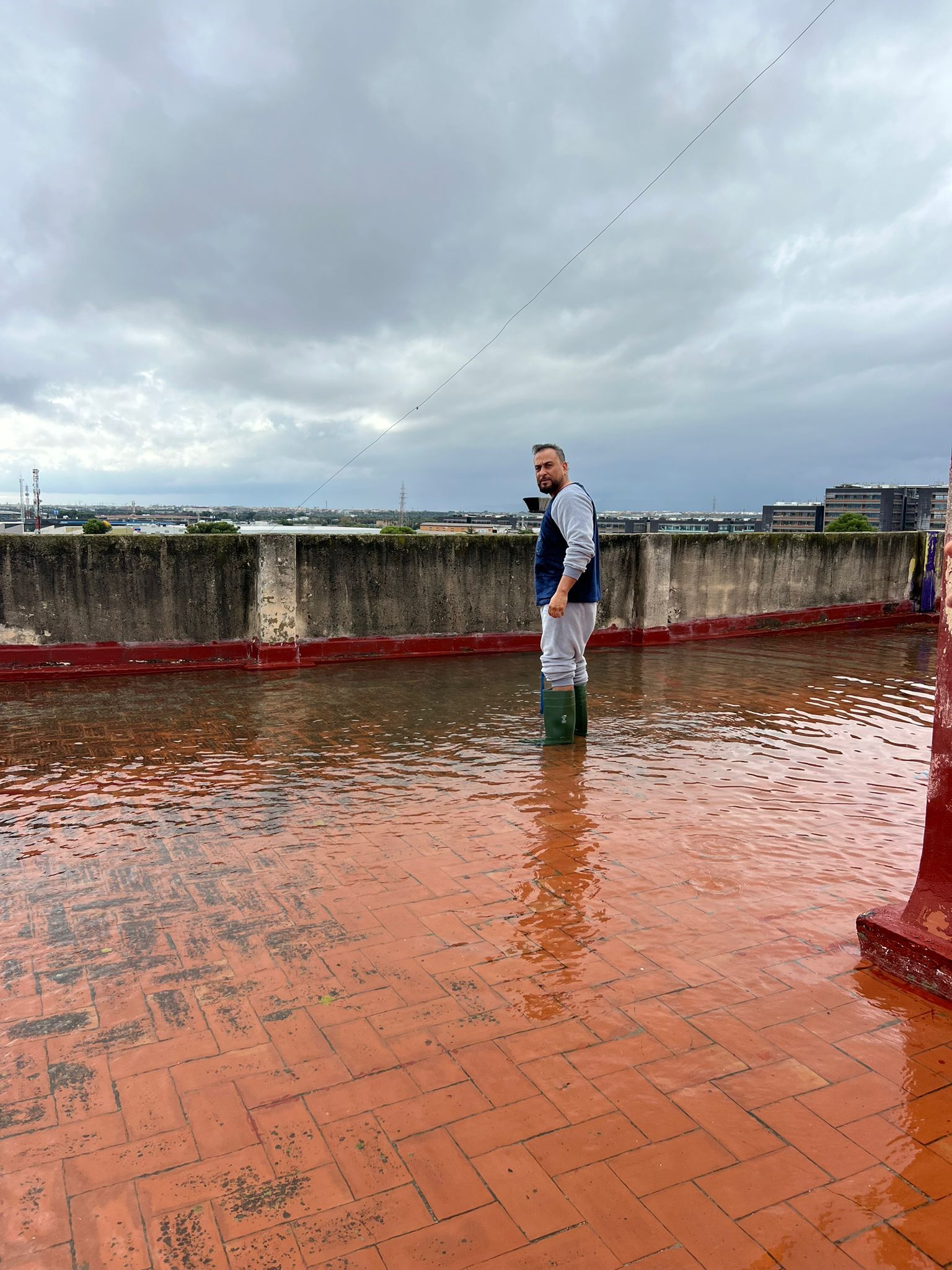 Rafael en el terrado del edificio inundado