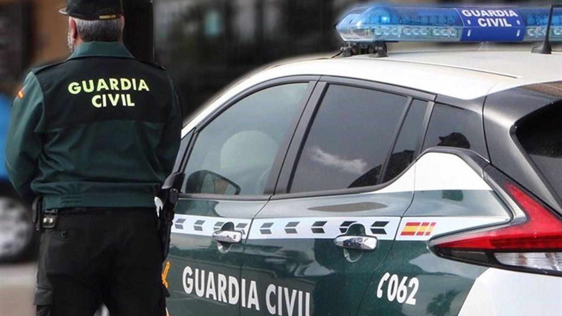 Un agente de la Guardia Civil junto a un vehículo oficial.  Imagen de archivo.