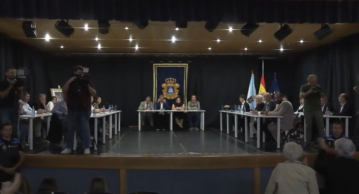 Un momento del tenso pleno del Concello de Ribeira donde se debatió la moción de censura