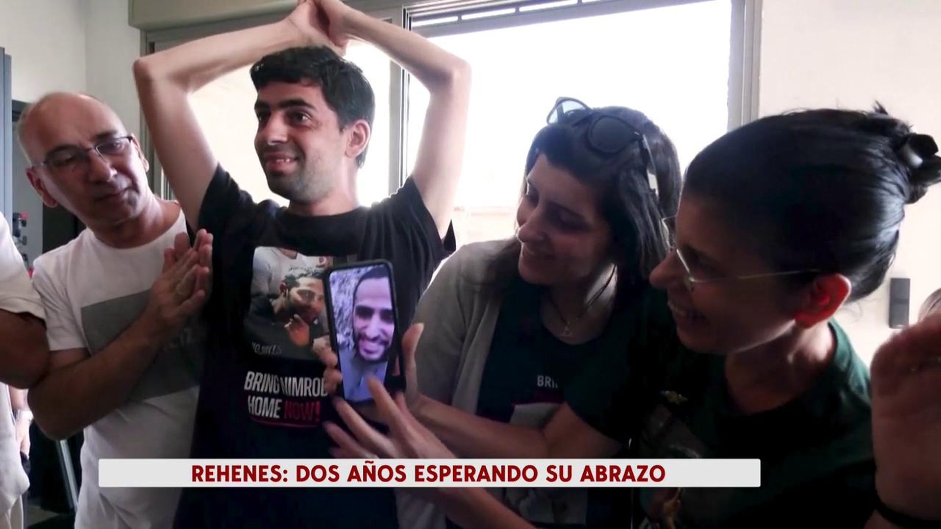 Una familia habla con uno de los soldados liberados: fue arrastrado de su tanque