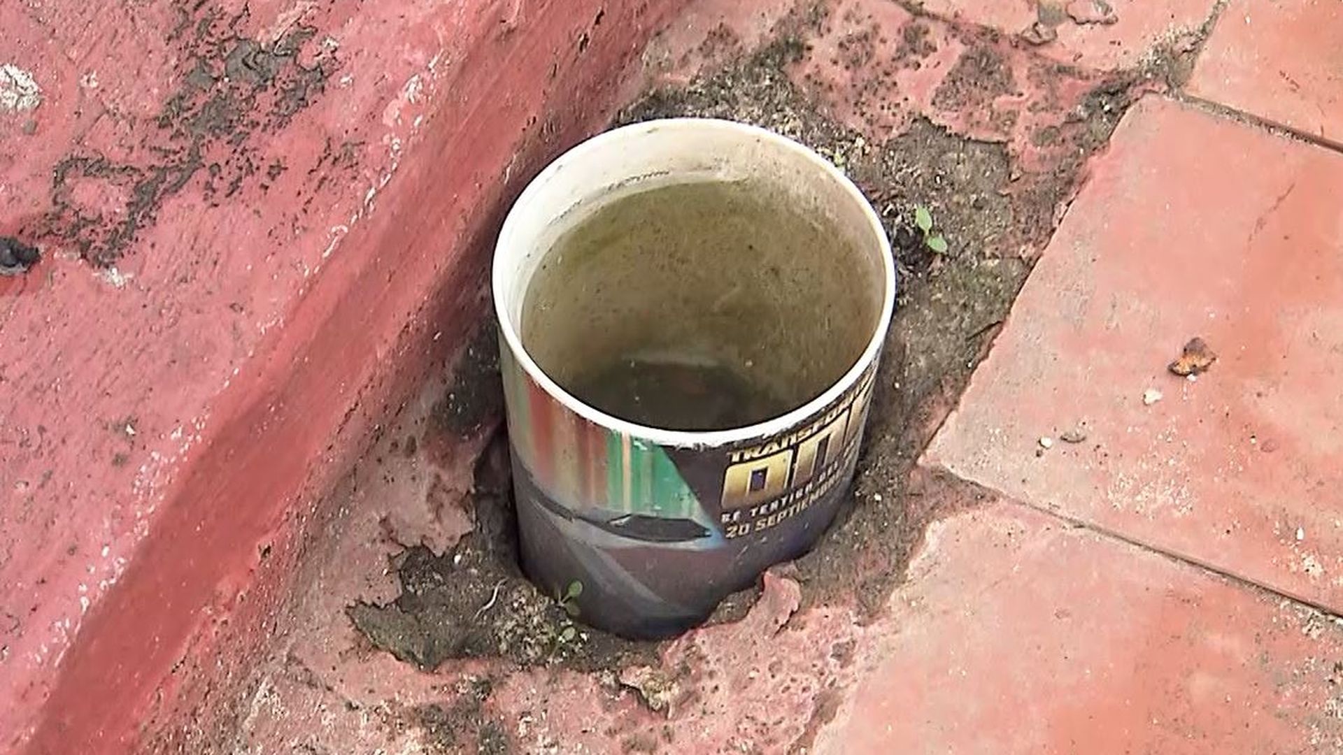 Vaso encajado en el desagüe del edificio