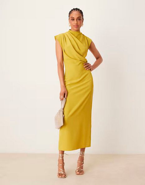 Vestido de invitada mostaza