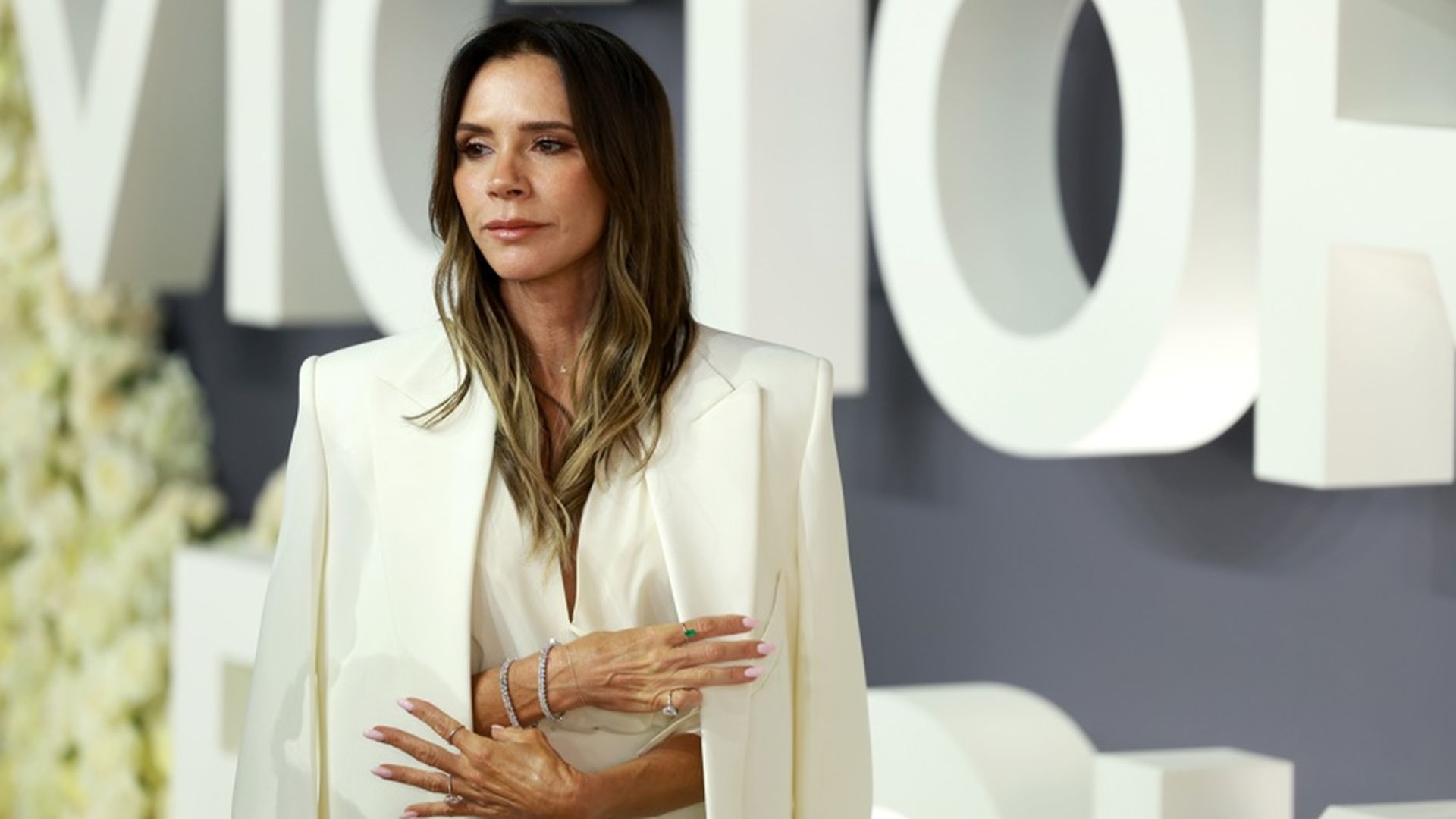 Victoria Beckham confiesa el motivo por el que decidió quitarse los implantes mamarios: "No sé dónde fueron los senos, pero se fueron"