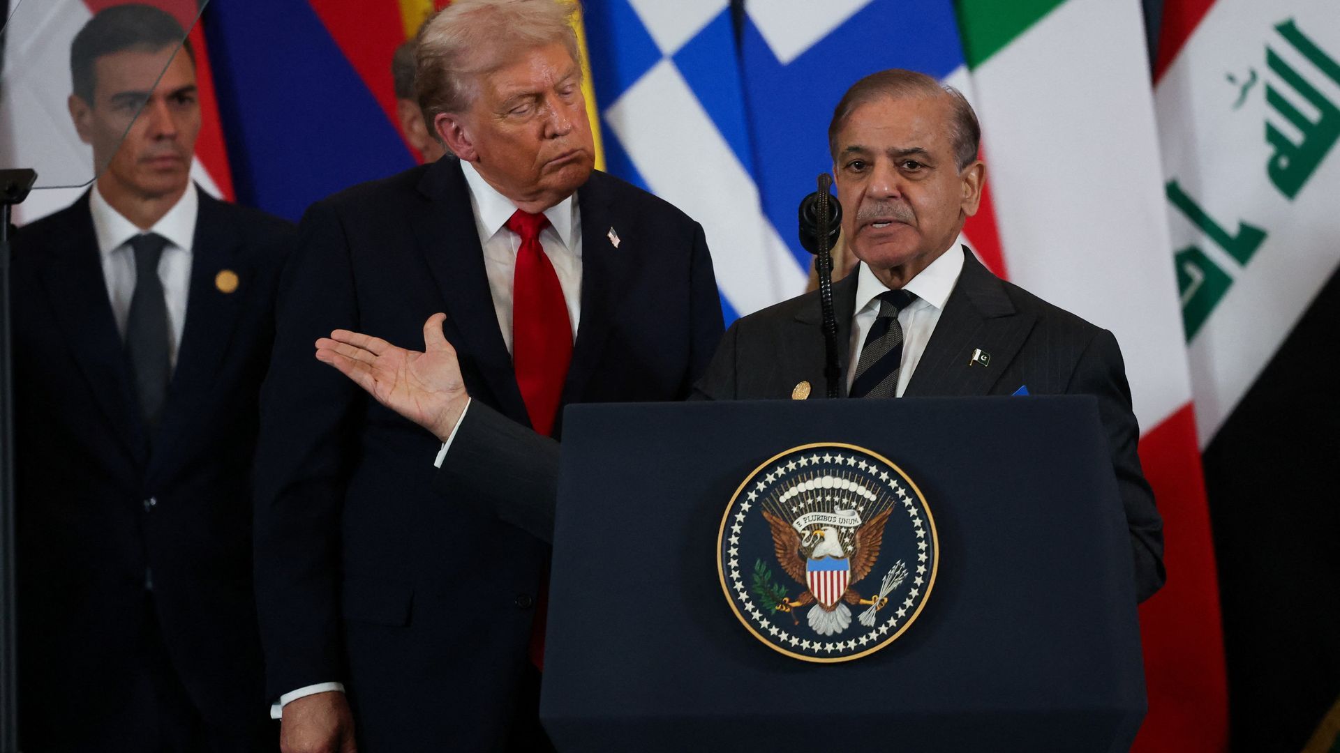 Donald Trump junto al primer ministro de Pakistan, Shehbaz Sharif, en Egipto