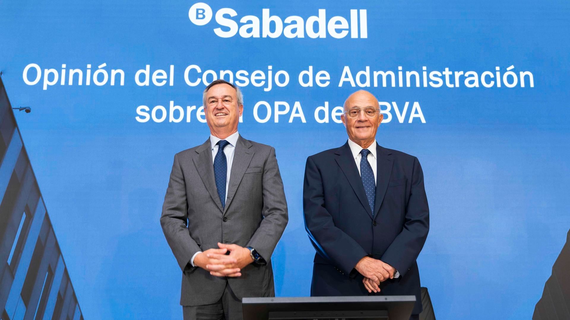 El CEO de Banco SabadelL, César González-Bueno, y el presidente de la entidad, Josep Oliu, en una rueda de prensa