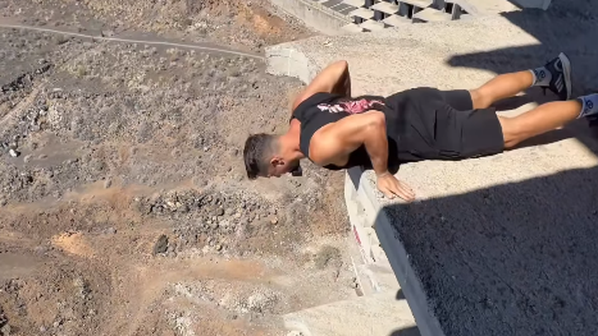 El peligroso reto de un deportista al bajar desde una gran altura de un edificio en ruinas haciendo parkour: "El más mental que he hecho en mi vida"