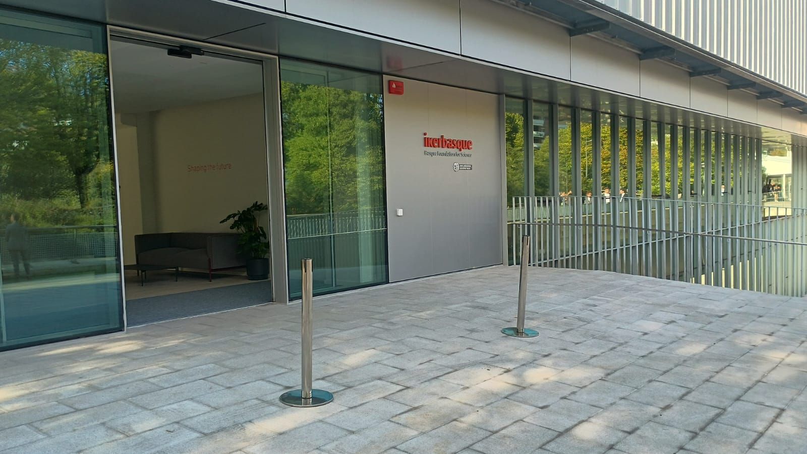 Entrada del nuevo edificio de Ikerbasque que alberga la supercomputadora de IBM