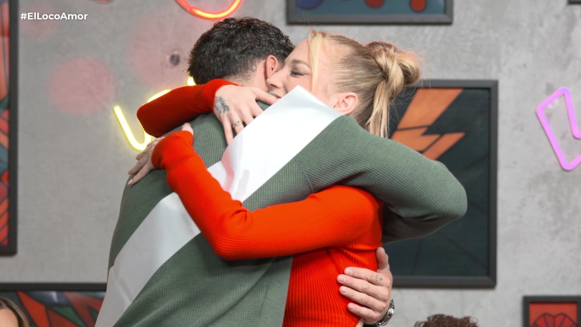 Fátima se levanta para abrazar a Álex tras escuchar su historia de superación personal