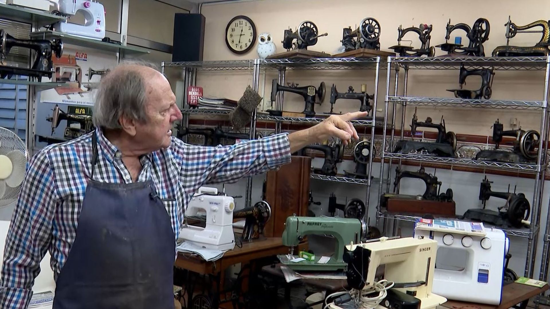Juan con su colección de máquinas de coser
