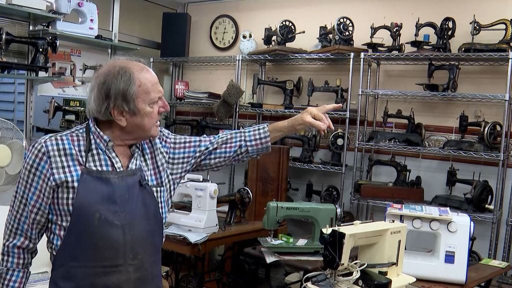 Juan con su colección de máquinas de coser
