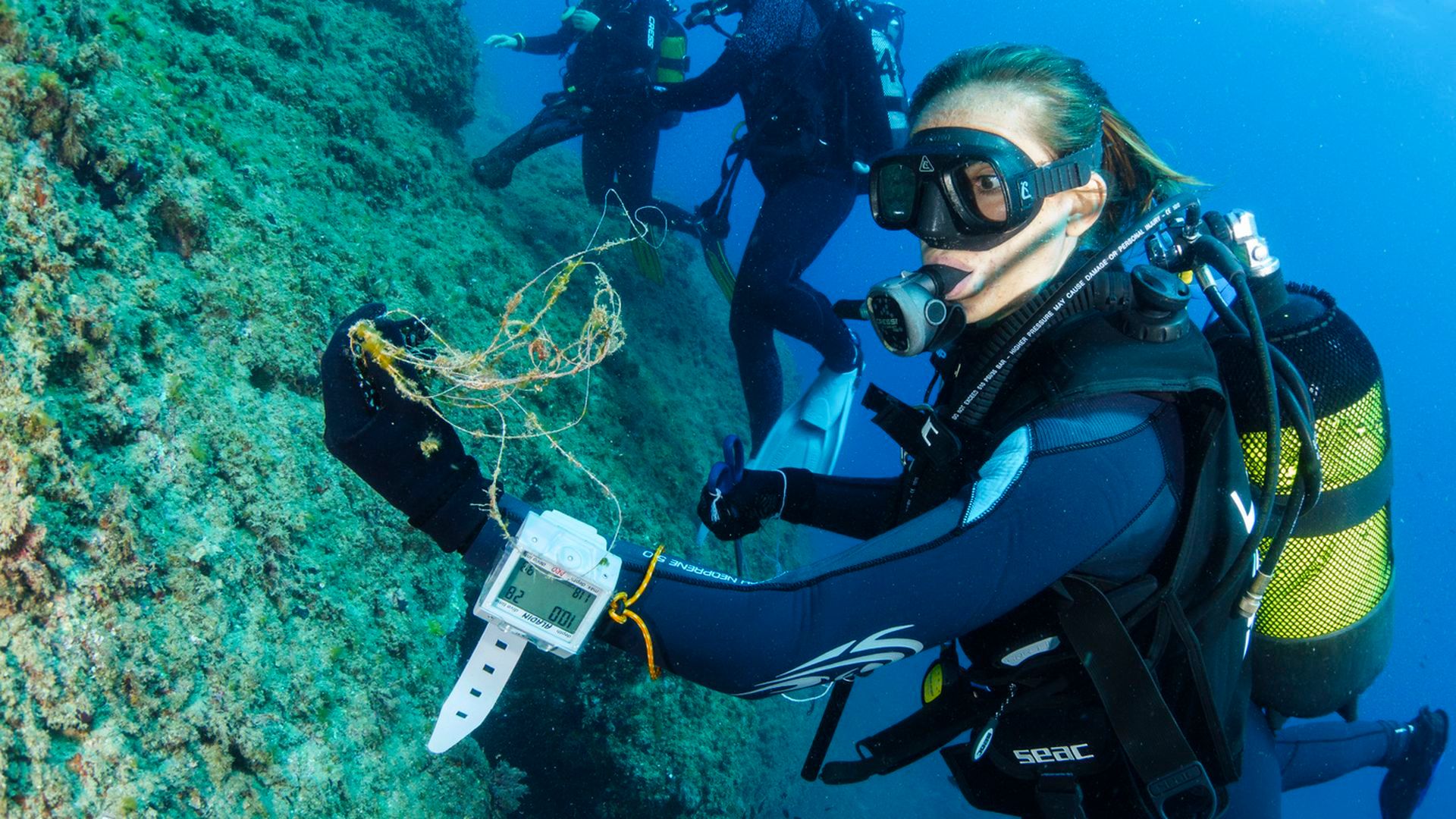 La huella invisible de los hilos de pescar en el fondo marino de Girona