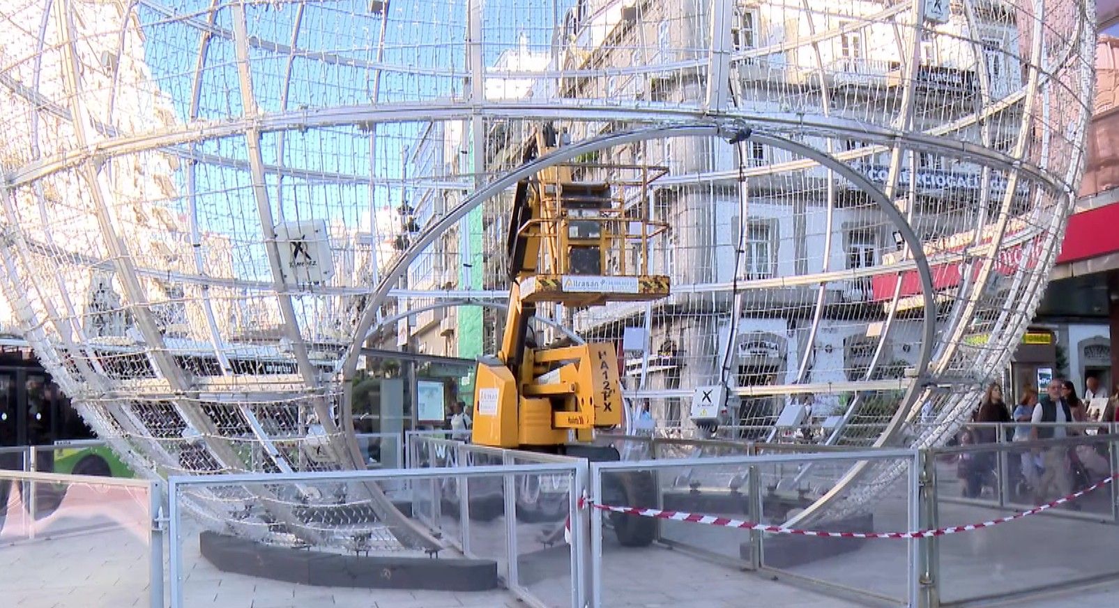 La instalación de algunos de los elementos navideños ya ha comenzado en Vigo