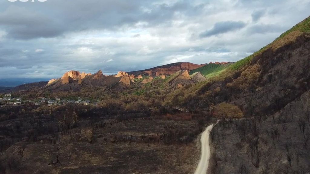 Las Médulas comienzan tímidamente a recuperarse tras el incendio de este verano confiando en la vuelta del turismo