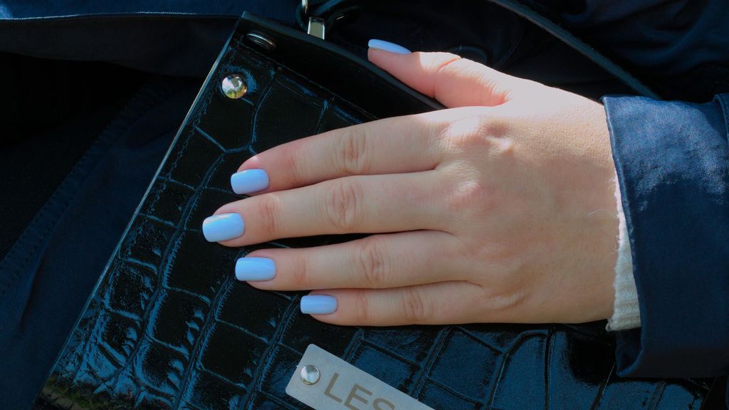 Las uñas azul claro son tendencia