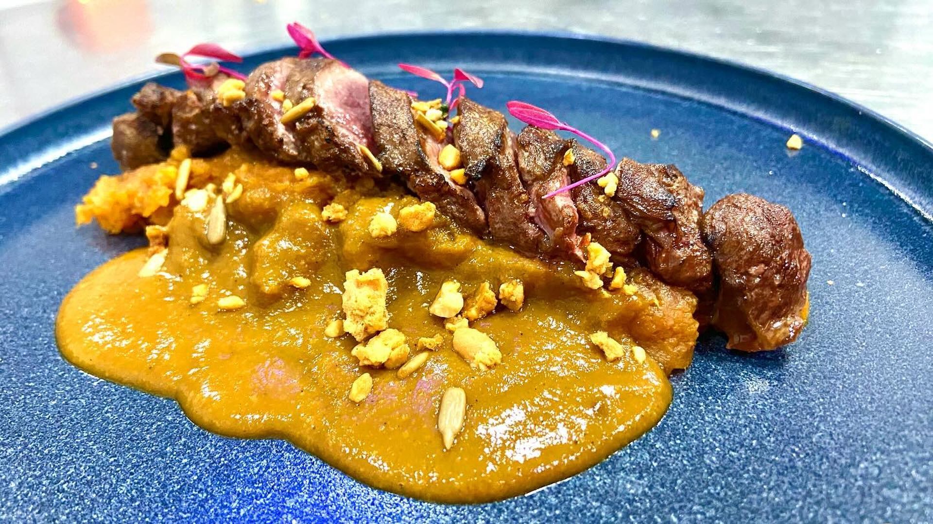 Lomo de liebre, boniato y caldereta de frutos secos