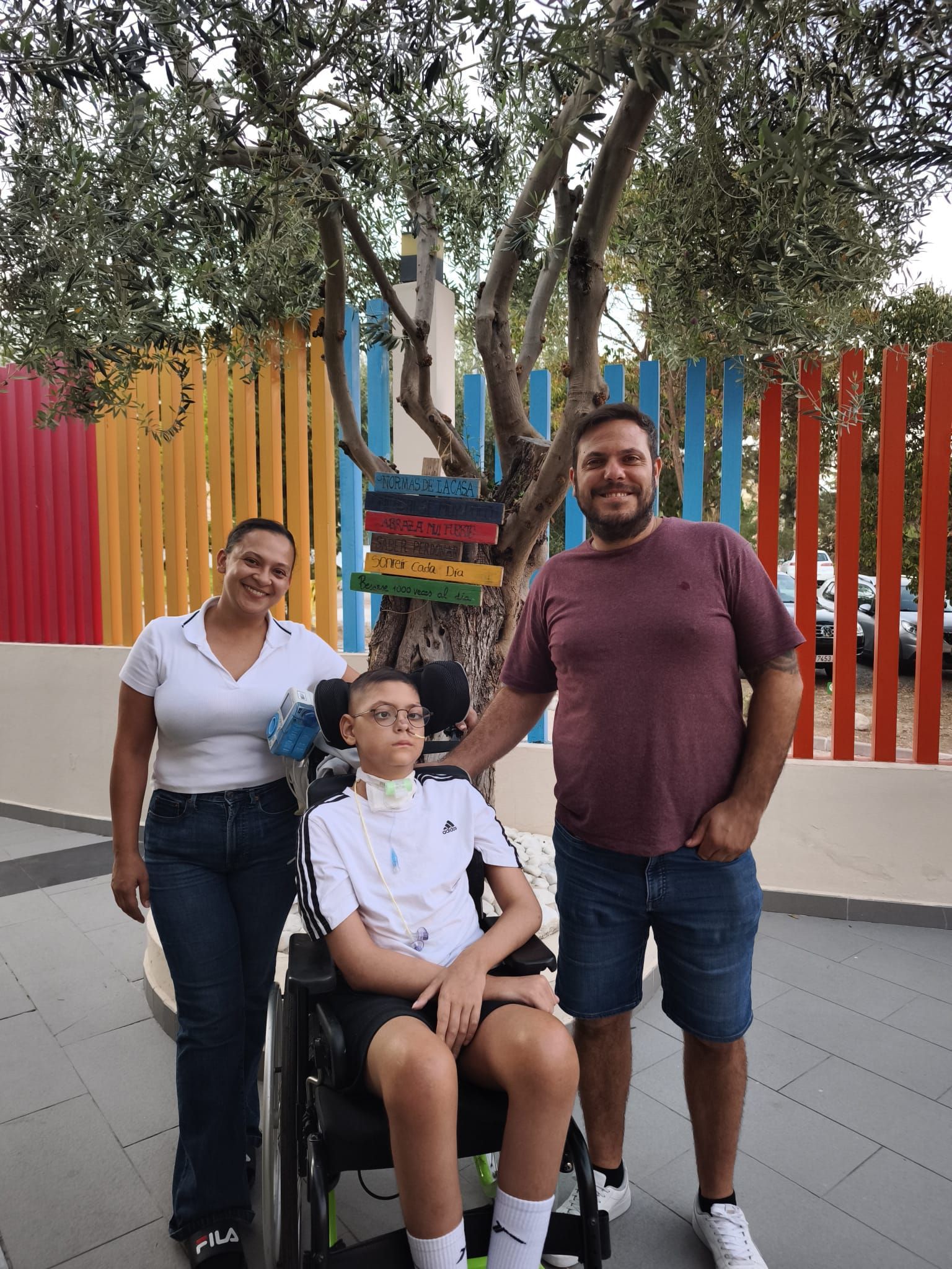 Nico junto a sus padres