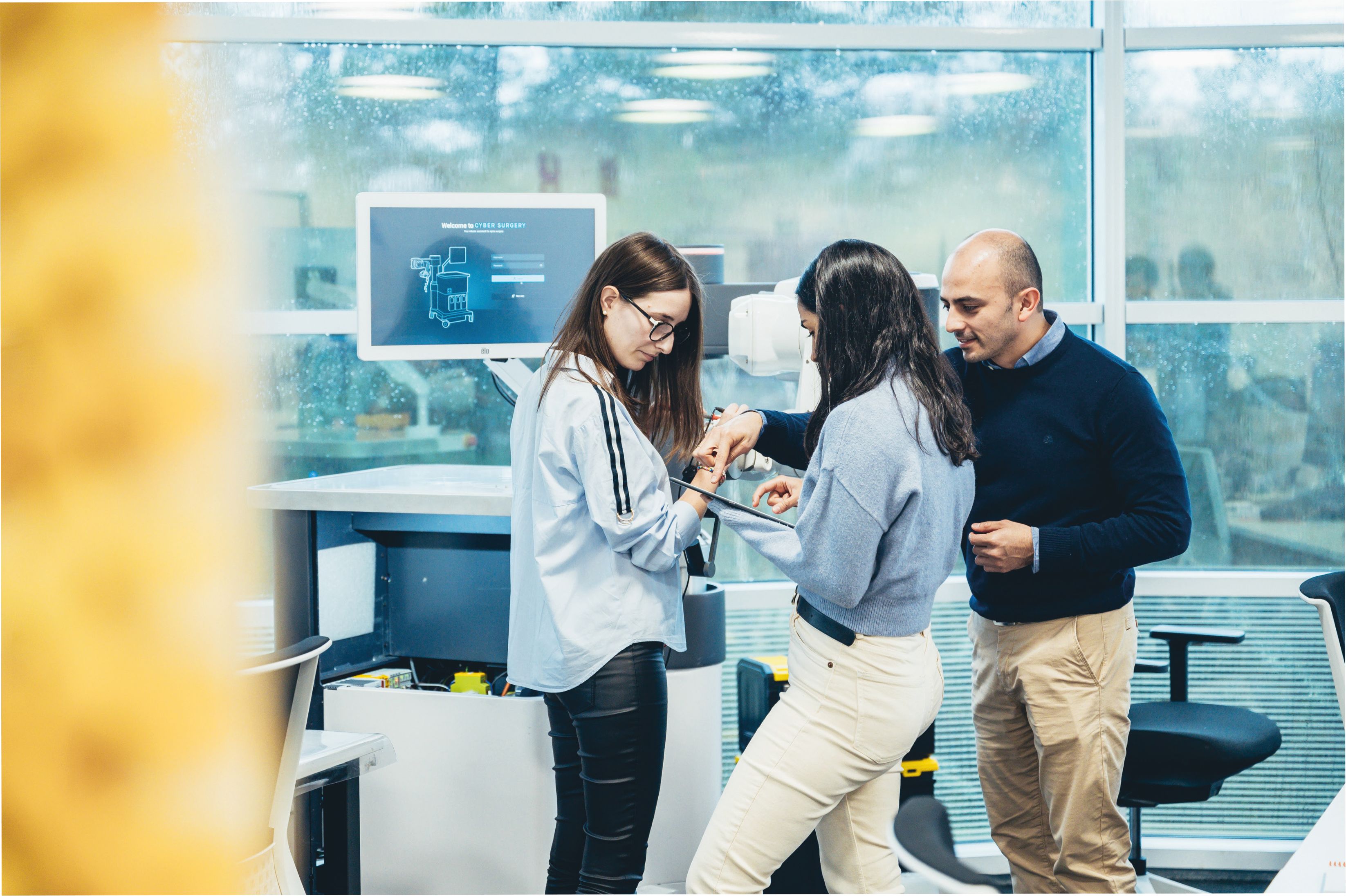 Parte del equipo de Cyber Surgery, compañía con sede en Donostia que ha lanzado al mercado el robot Alaya