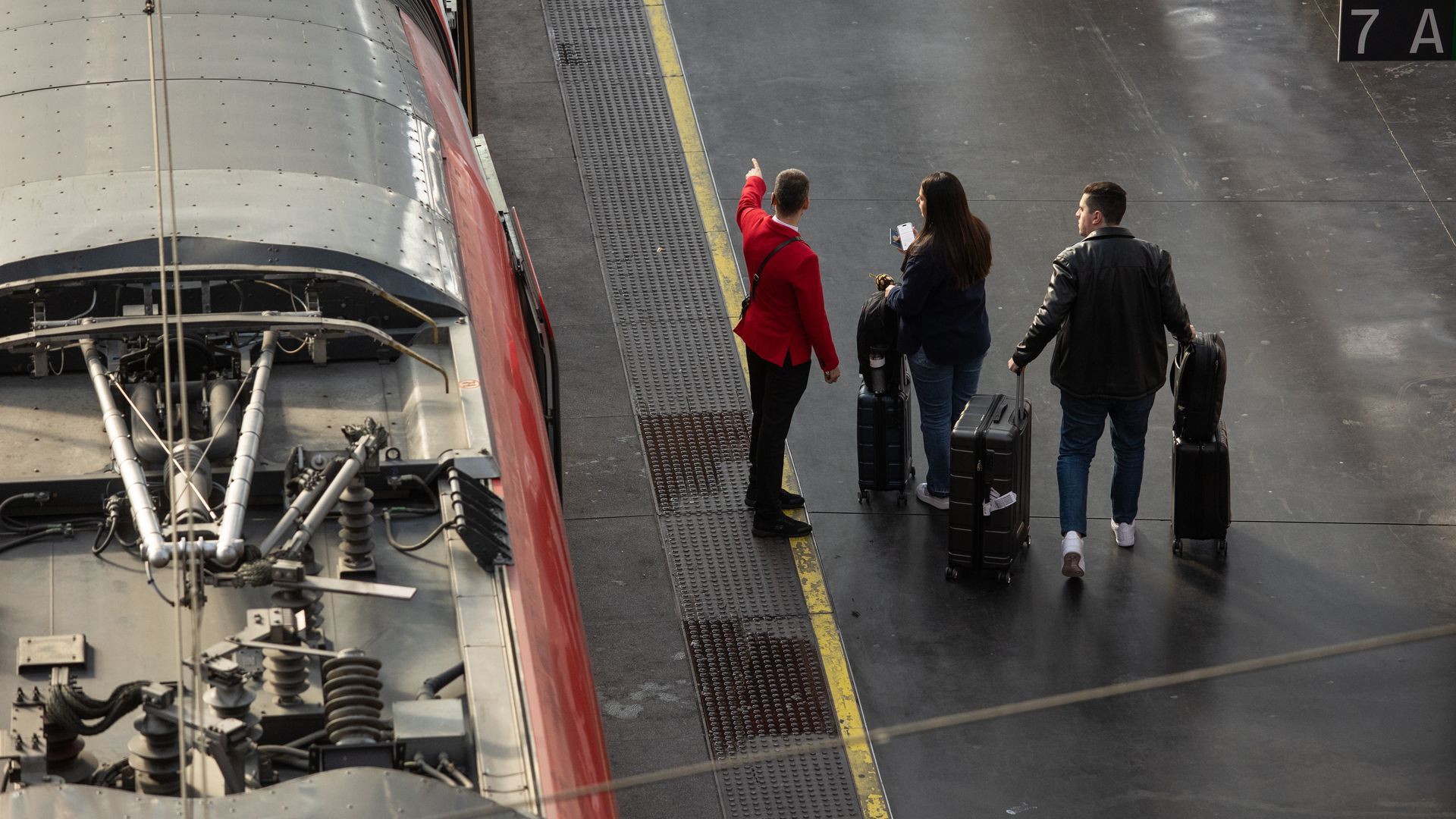 Un trabajador de Renfe informa a los pasajeros en la estación de Atocha-Almudena Grande de Madrid