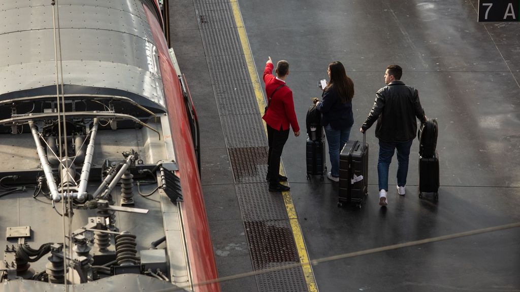 Un trabajador de Renfe informa a los pasajeros en la estación de Atocha-Almudena Grande de Madrid