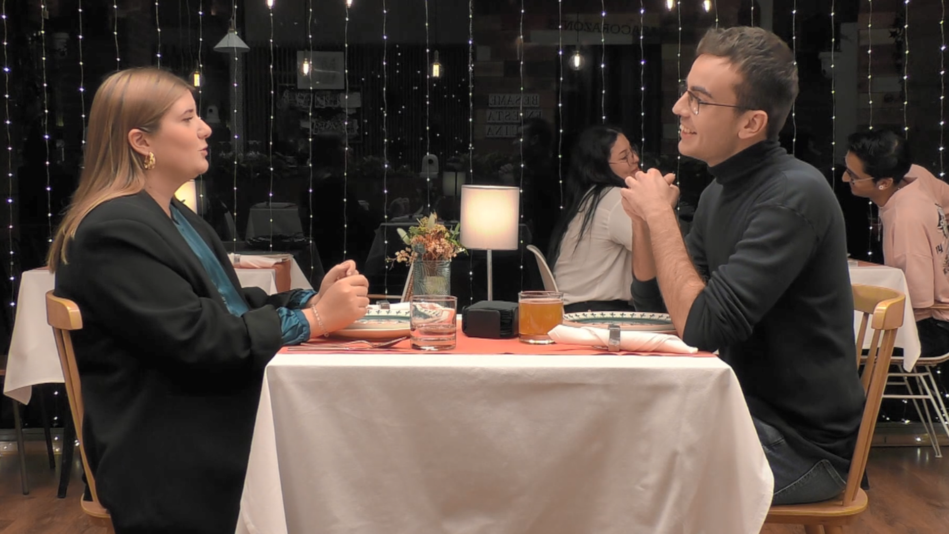 Una soltera de ‘First Dates’ toca todos los temas prohibidos en su cita: Toros, aborto y política