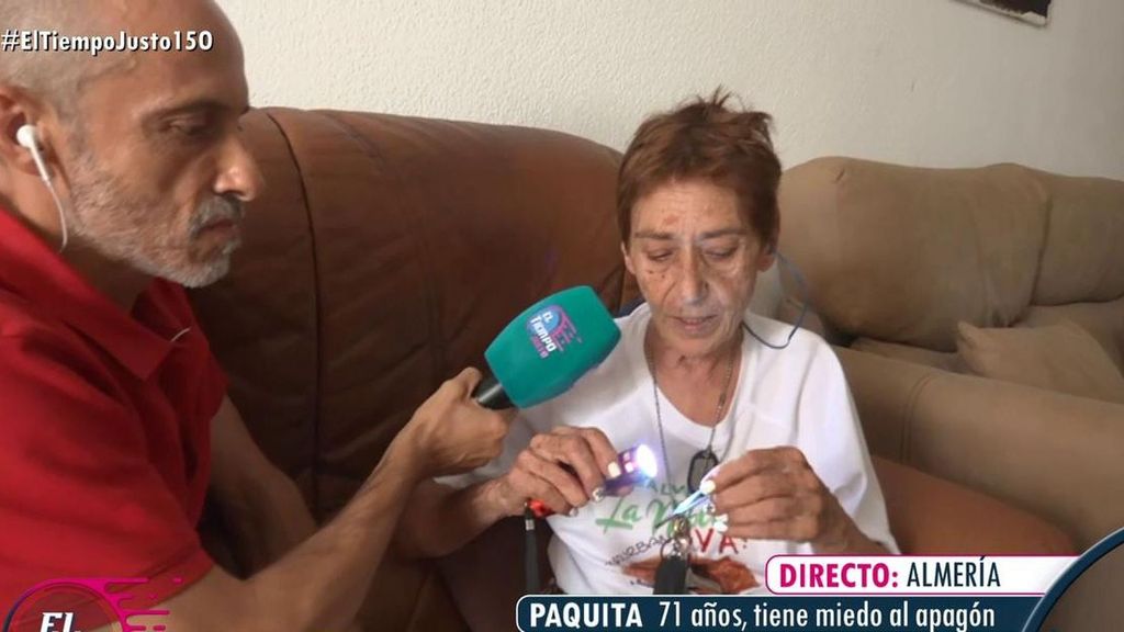 El riesgo inminente de apagón atemoriza a Paquita, una almeriense de 71 años que se prepara para no perder dinero en caso de corte eléctrico