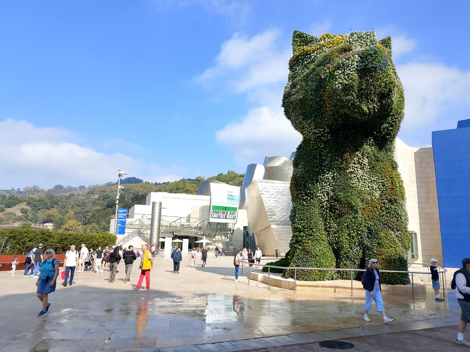 Así luce Puppy su nuevo 'look' de otoño en Bilbao