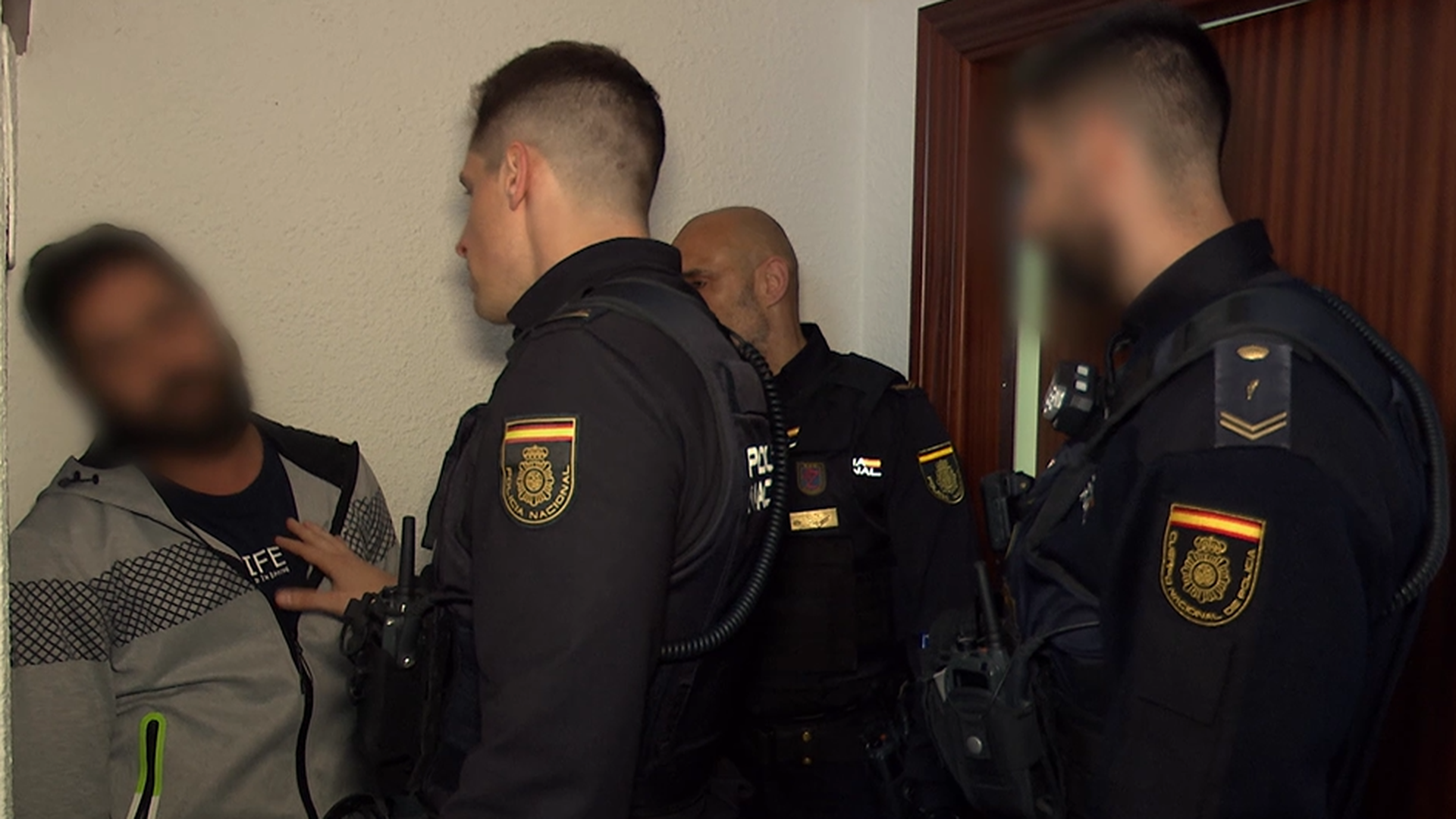 'Callejeros' acompaña a la Policía Nacional en una operativa de riesgo extremo por violencia de género: "Mírame y tranquilízate" 'Callejeros' acompaña a la Policía Nacional en una operativa de riesgo extremo por violencia de género: "Mírame y tranquilízate"