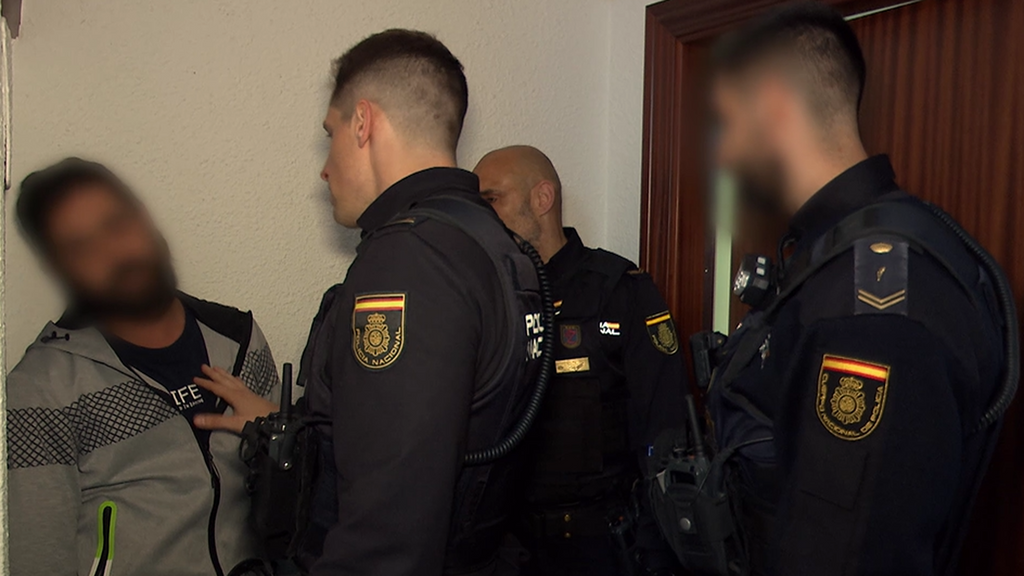 'Callejeros' acompaña a la Policía Nacional en una operativa de riesgo extremo por violencia de género: "Mírame y tranquilízate"