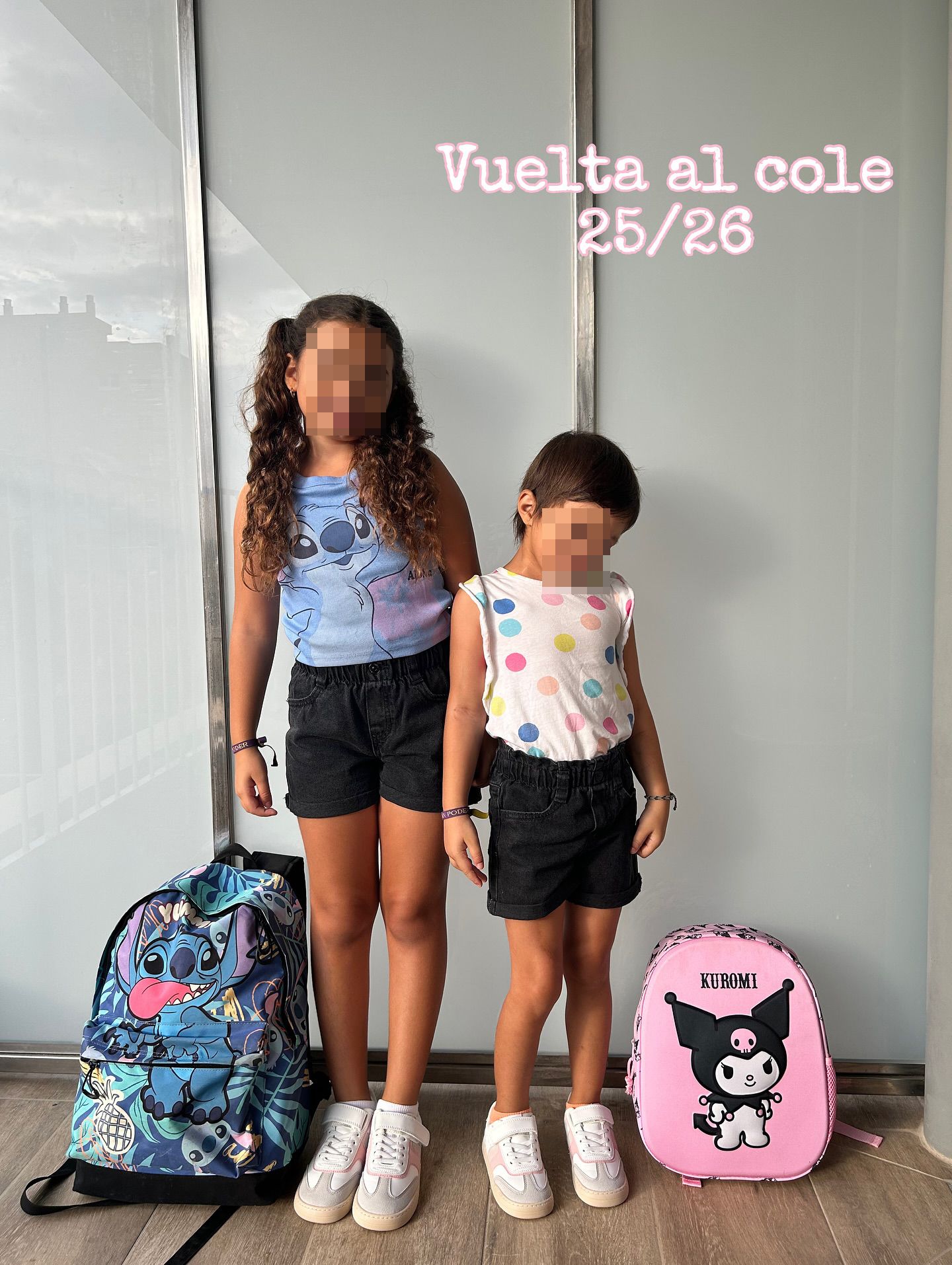 Chloé y su hermana Nora, en su vuelta al cole