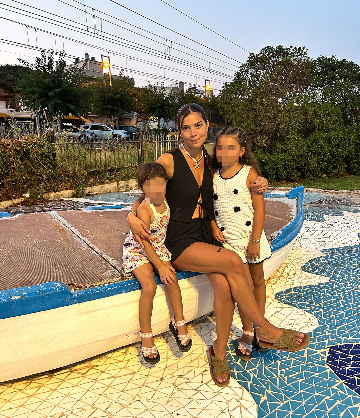 Cristina Tauste junto a sus dos hijas, Chloé y Nora