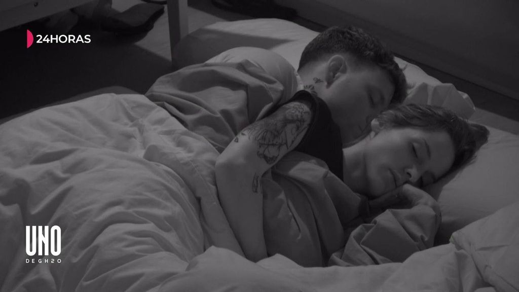 Dani y Gloria terminan una noche de confidencias bajo el edredón haciendo la cucharita en ‘Uno de GH20’