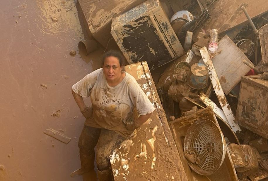 Eliana junto a sus pertencias llenas de barro