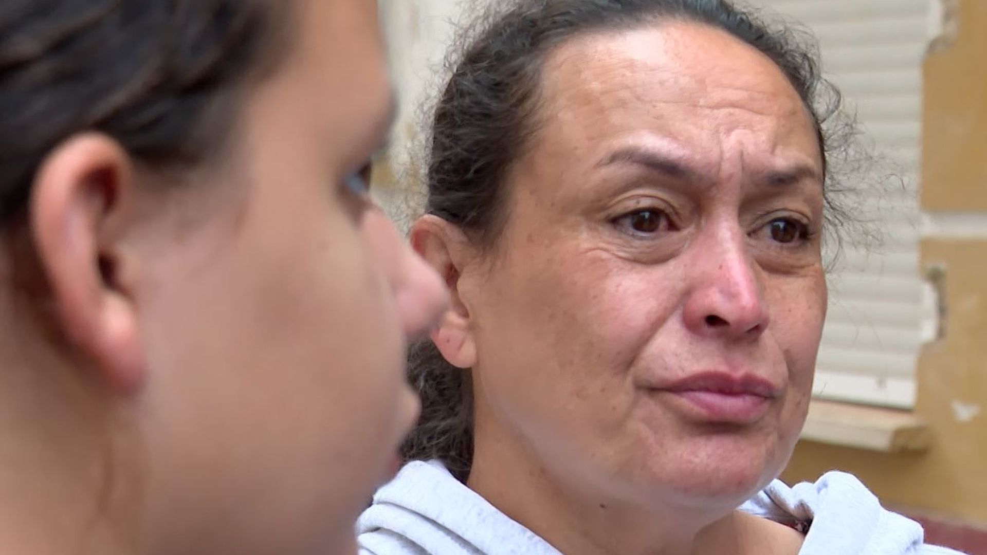 Eliana y su hija Ester vuelven a su barrio en Paiporta