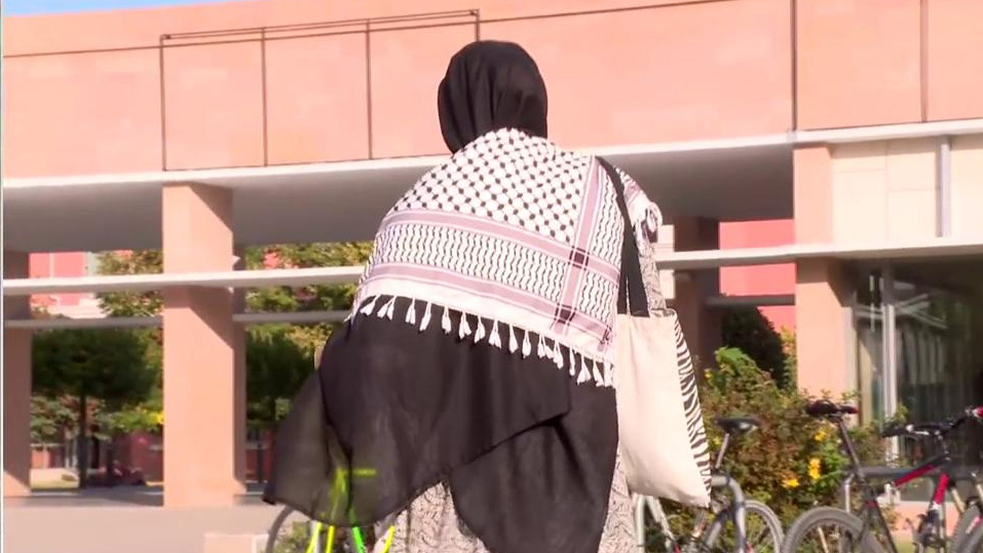 Eman tiene 18 años y le han expulsado del instituto en Logroño por llevar hiyab Eman tiene 18 años y le han expulsado del instituto en Logroño por llevar hiyab