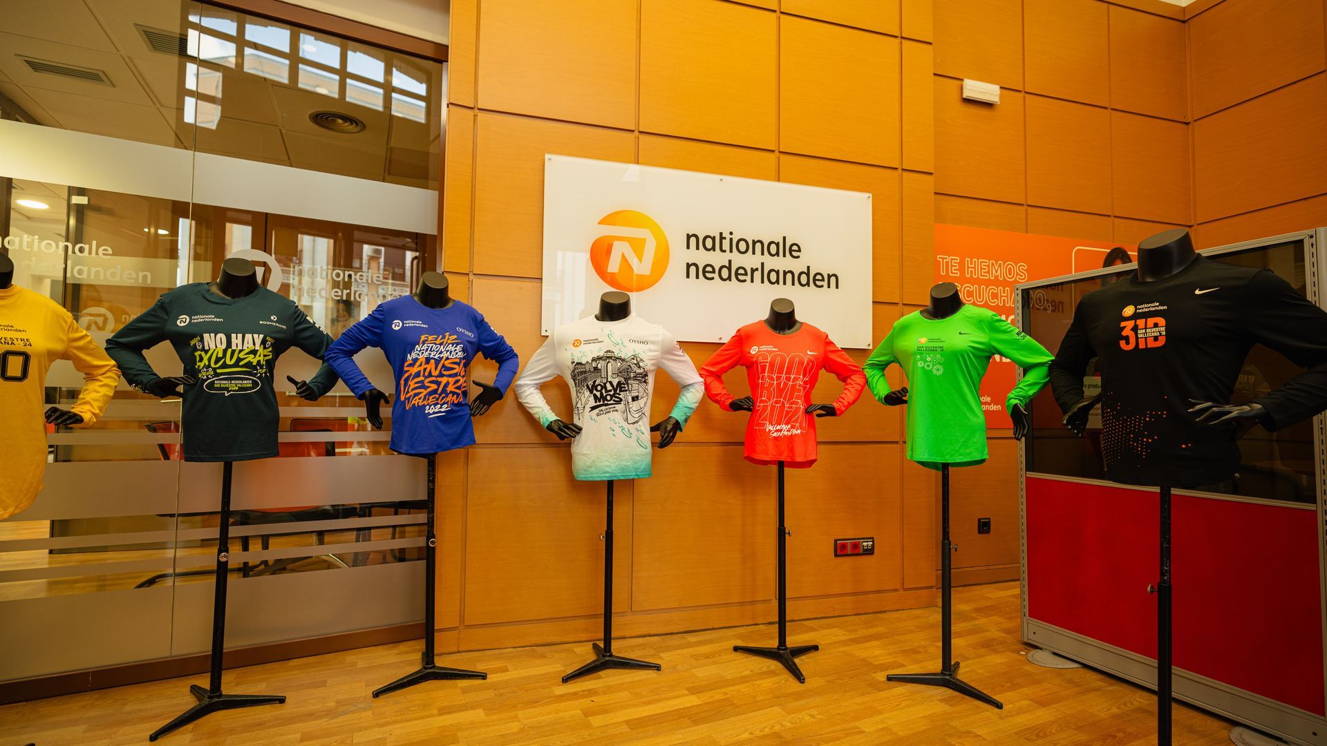 En la parte frontal, la prenda muestra un dibujo al estilo ‘Doodleart’, con referencias a la historia de la carrera