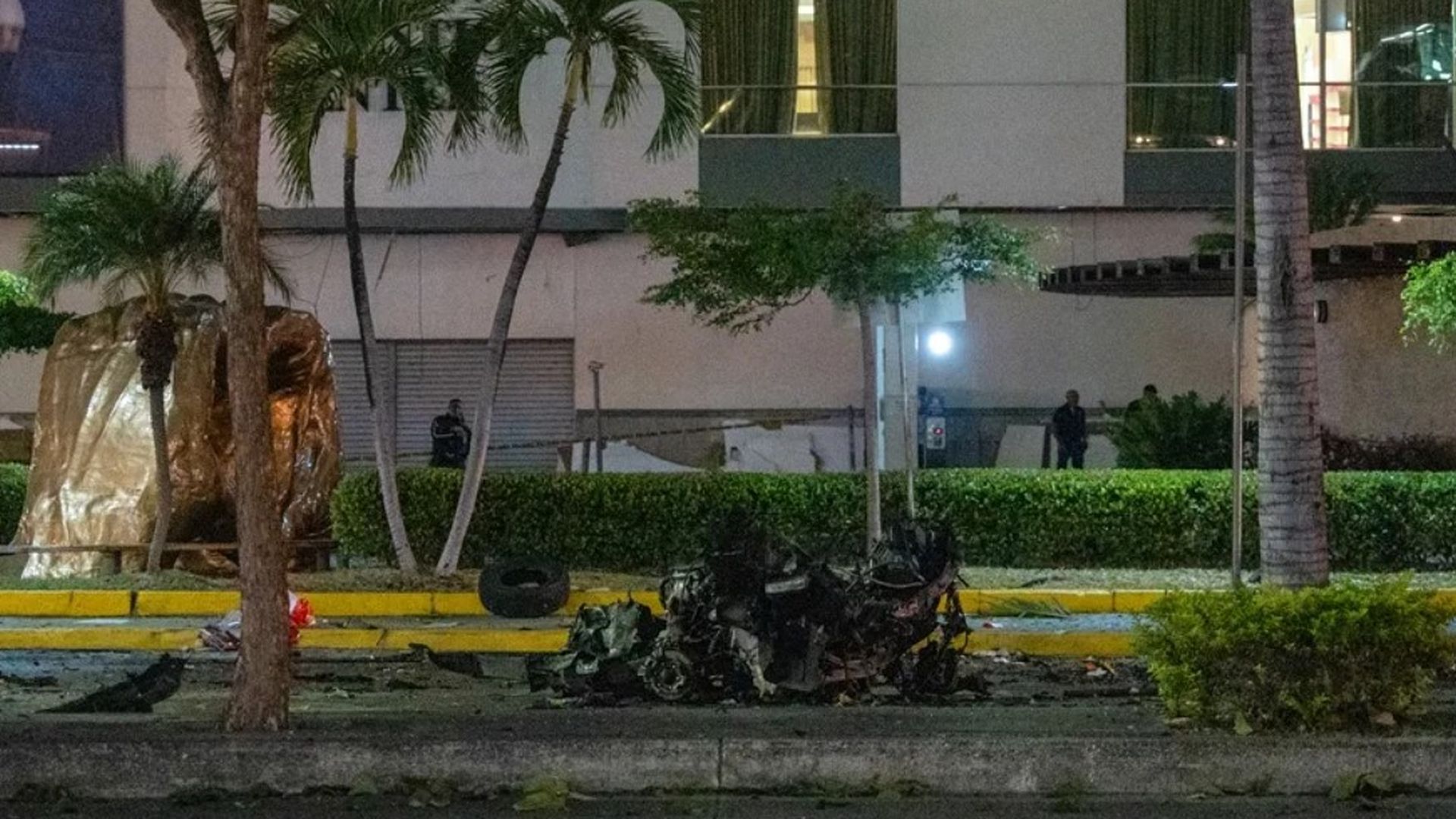 Estado del vehículo que explotó en los exteriores de un centro comercial este martes, en Guayaquil (Ecuador).