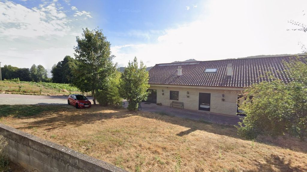 Exterior de la vivienda comunitaria clausurada en Xinzo de Limia
