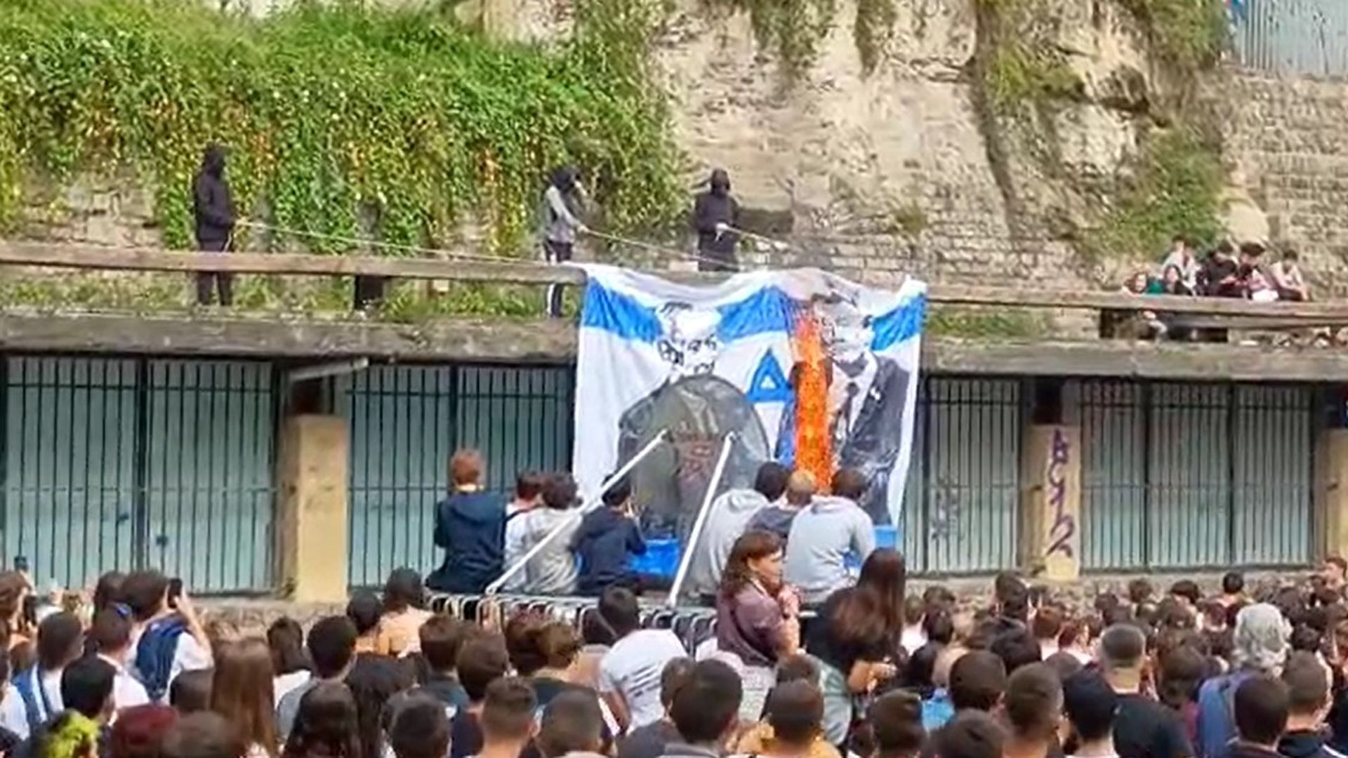 Huelga por Palestina en Euskadi: queman una bandera con el rostro de Benjamín Netanyahu